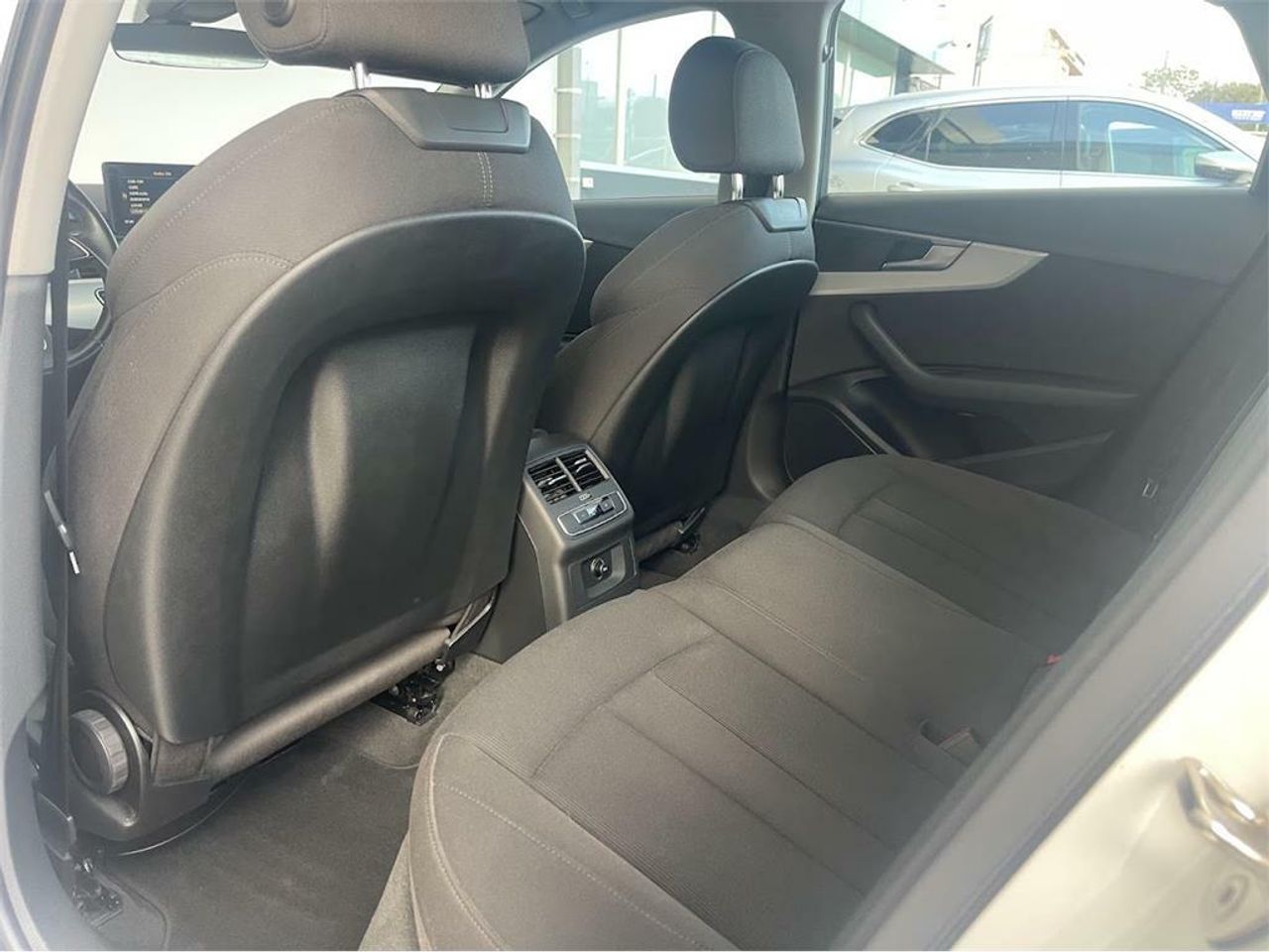 Audi A4 2.0 TDI clean d 150CV S line edition - Foto 2