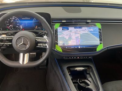 Mercedes Clase E 300 de berlina con tecnología híbrida EQ