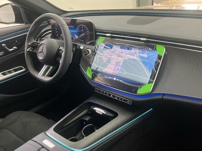 Mercedes Clase E 300 de berlina con tecnología híbrida EQ