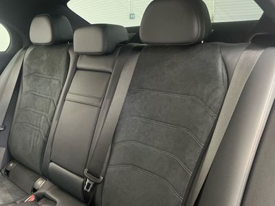 Mercedes Clase E 300 de berlina con tecnología híbrida EQ