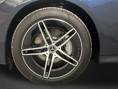 Mercedes Clase E 300 de berlina con tecnología híbrida EQ