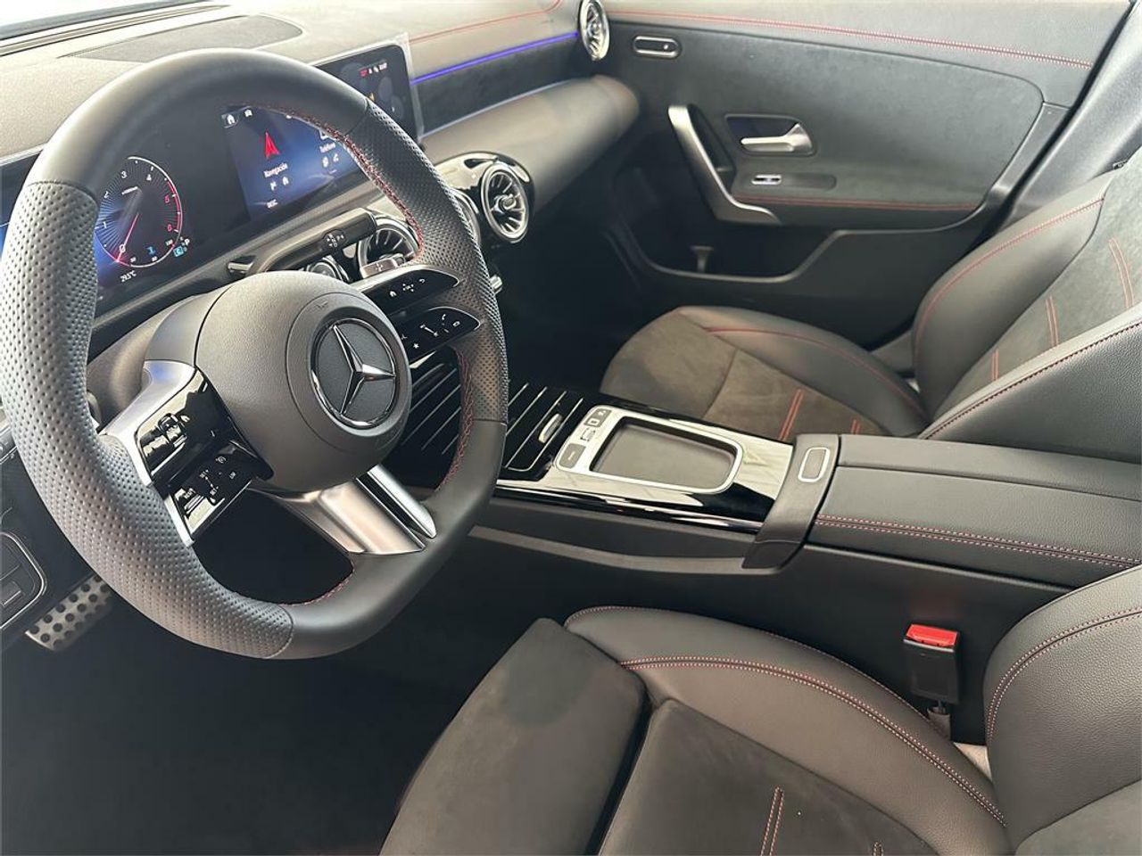 mercedes cla 2025 / foto grande (3)