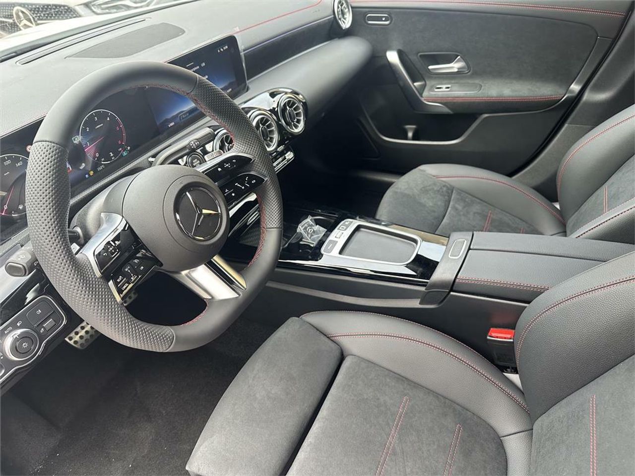 mercedes cla 2025 / foto grande (3)