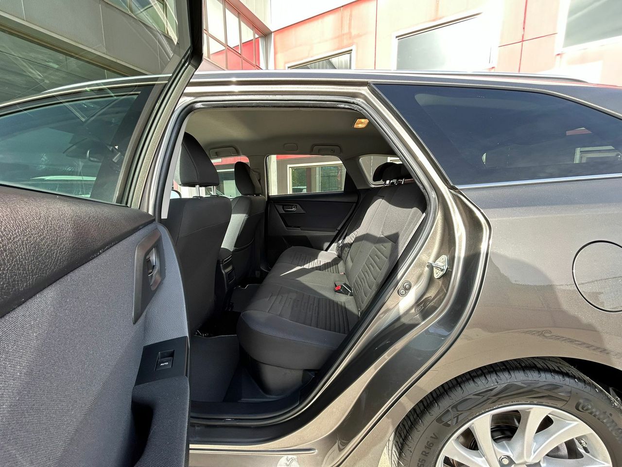 Toyota Auris 1.8 140H Active (Bus. P.) Touring Sports - Foto 2