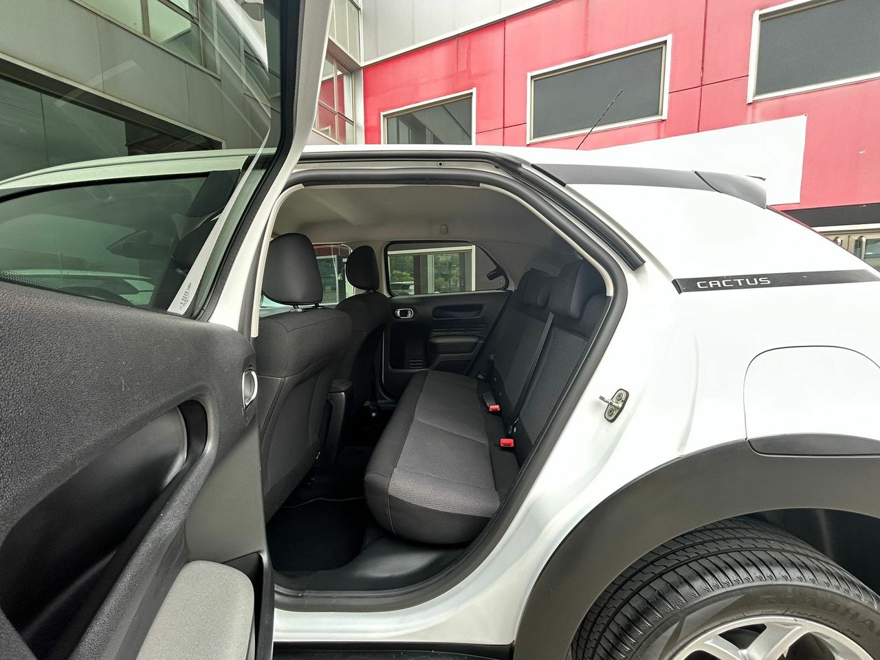 Citroën C4 Cactus BlueHDi 73KW (100CV) Shine - Foto 2