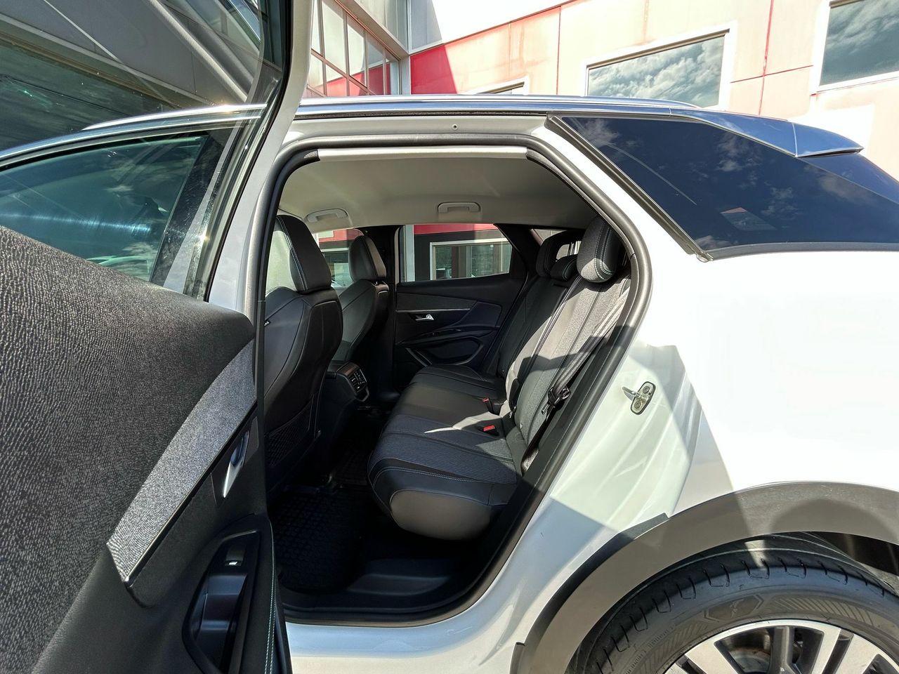 Peugeot 3008 1.5 BlueHDi 96kW (130CV) S&S Allure EAT8 - Foto 2