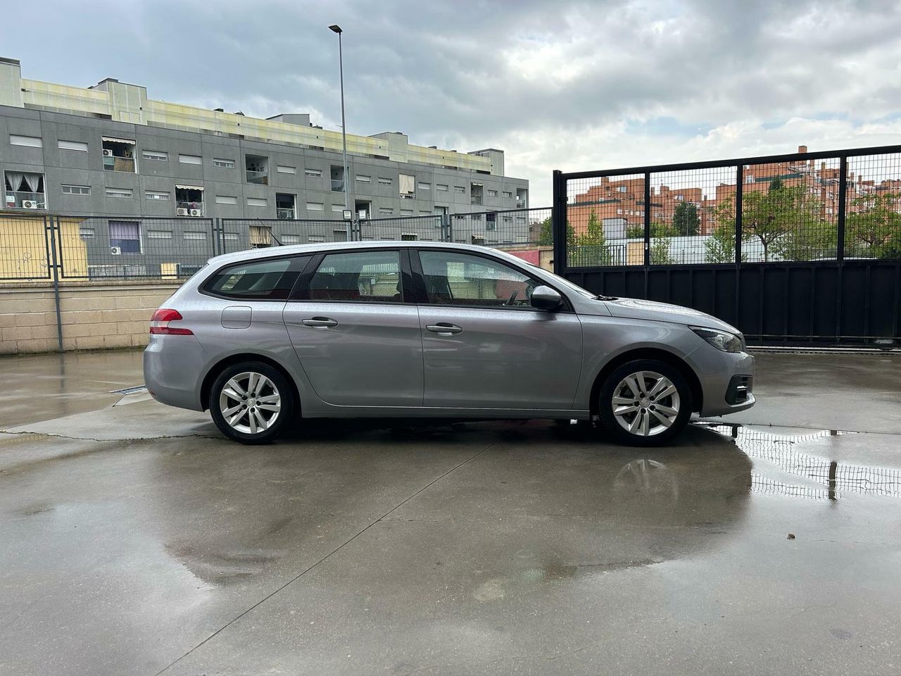 Peugeot 308 SW Active BlueHDi 130 S&S EAT8 - Foto 2