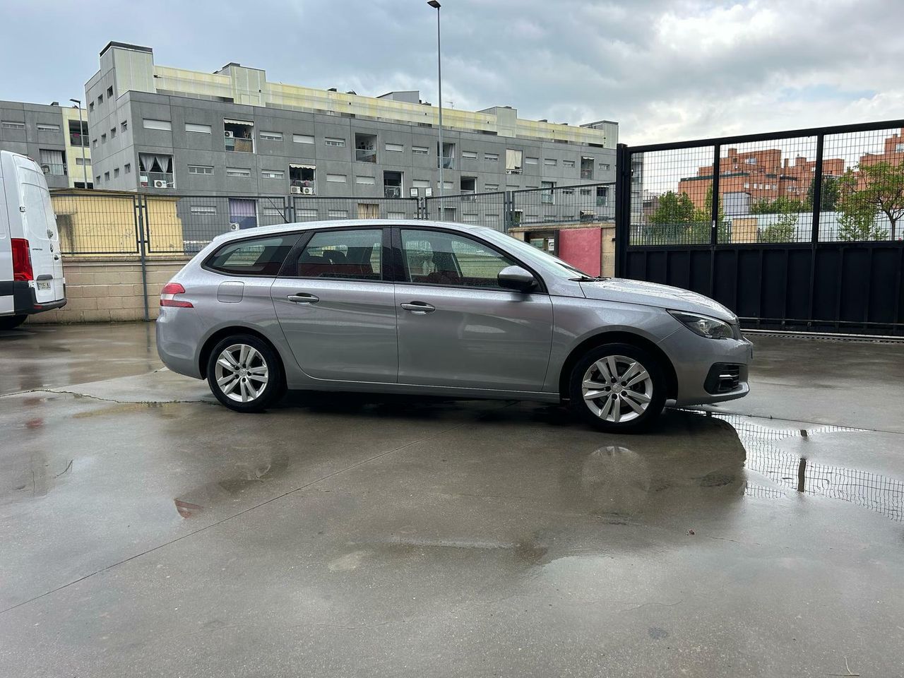 Peugeot 308 SW Active BlueHDi 130 S&S EAT8 - Foto 2