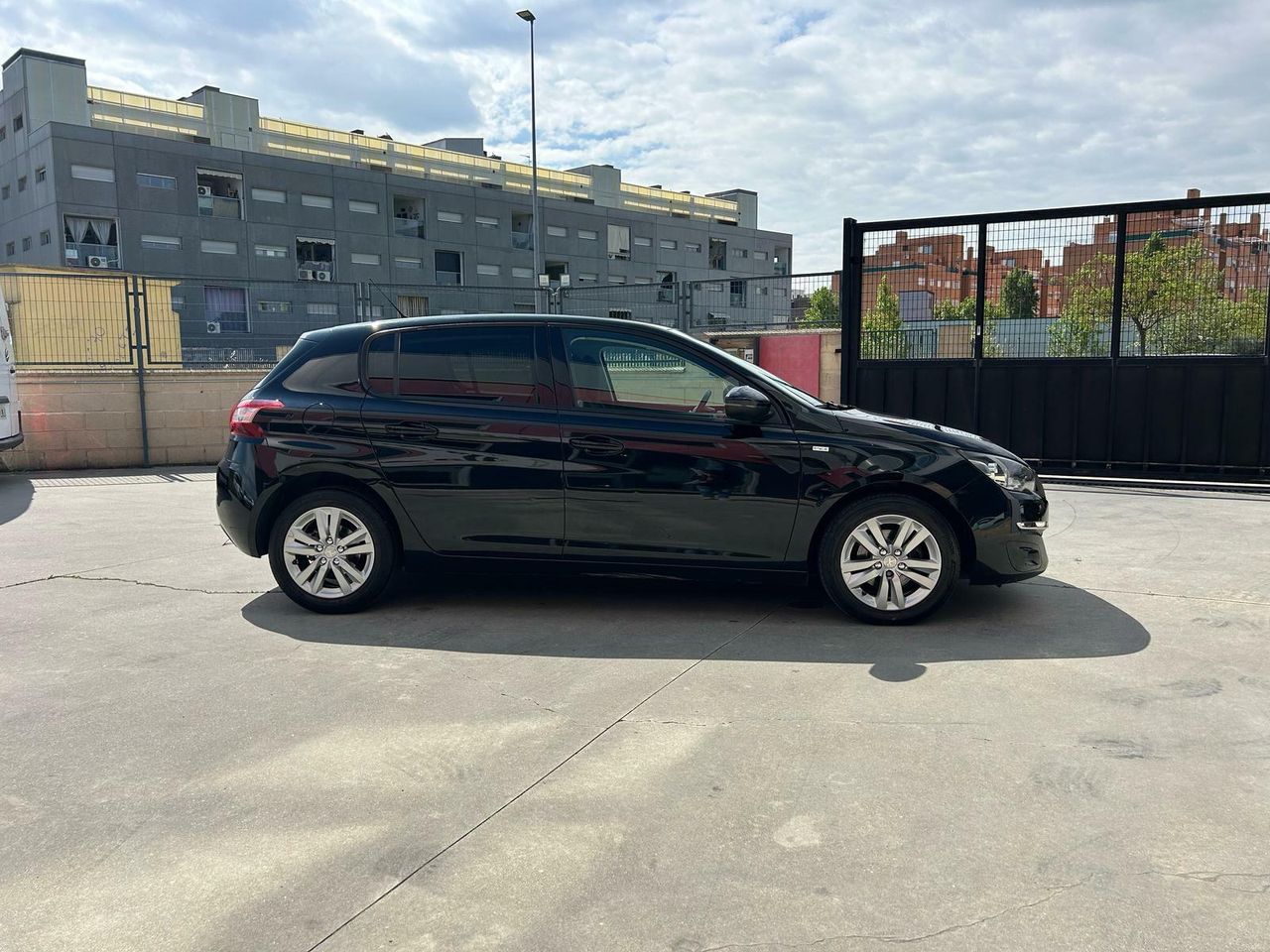 Peugeot 308 5p GT Line 1.2 PureTech 130 S&S EAT6 - Foto 2