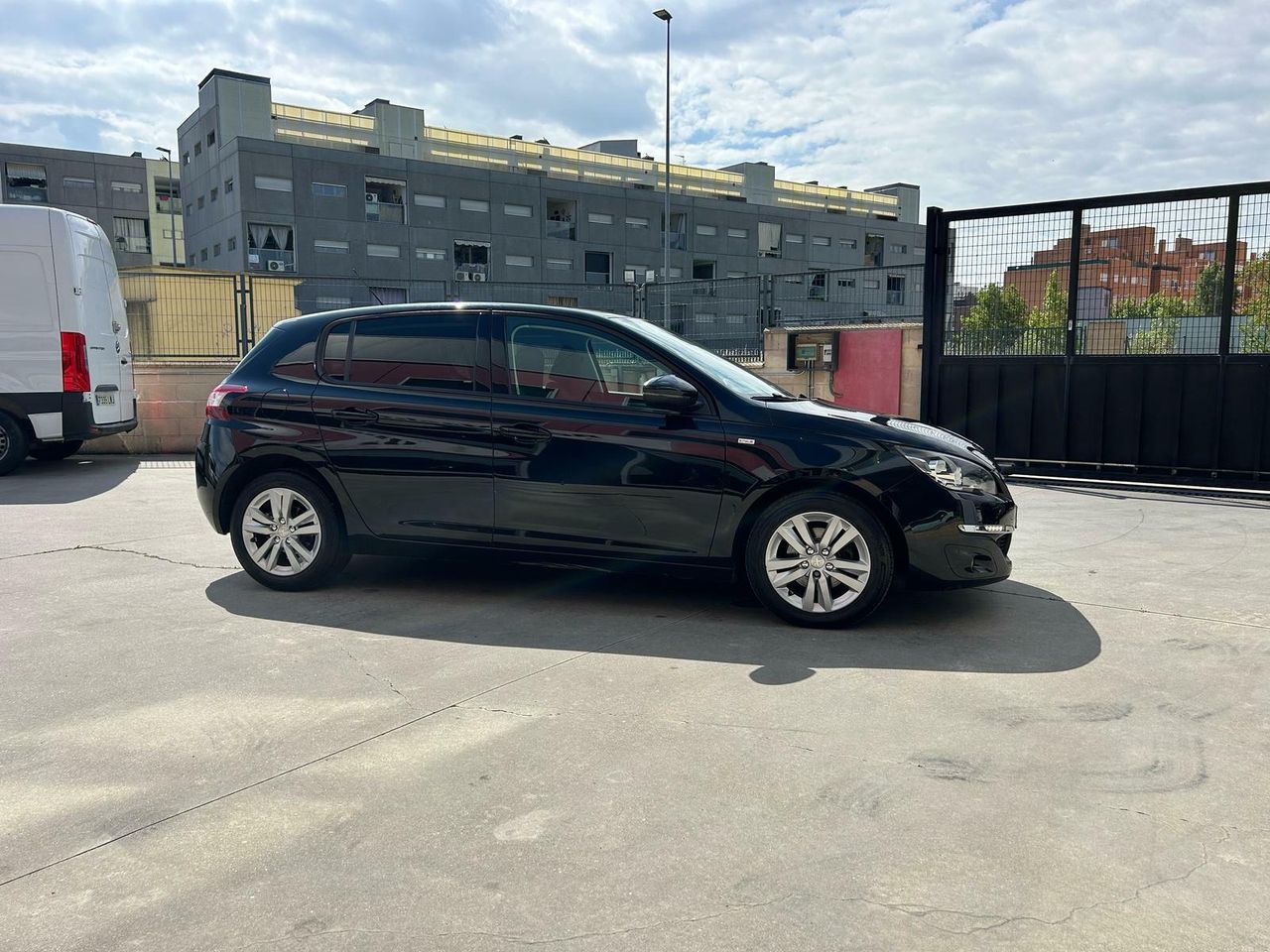 Peugeot 308 5p GT Line 1.2 PureTech 130 S&S EAT6 - Foto 2