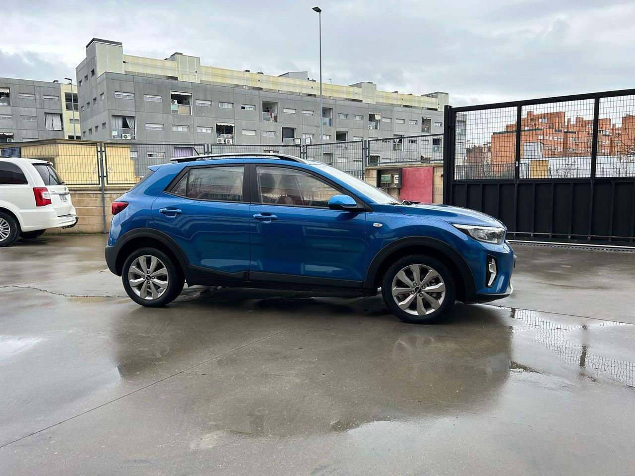 Kia Stonic 1.0 T-GDi 74kW (100CV) MHEV iMT GT Line - Foto 2