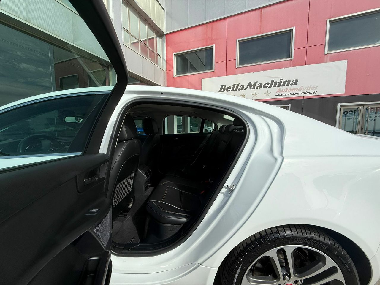 Jaguar XE 2.0D I4 132kW(180CV) RWD AT R-Dynamic SE - Foto 2
