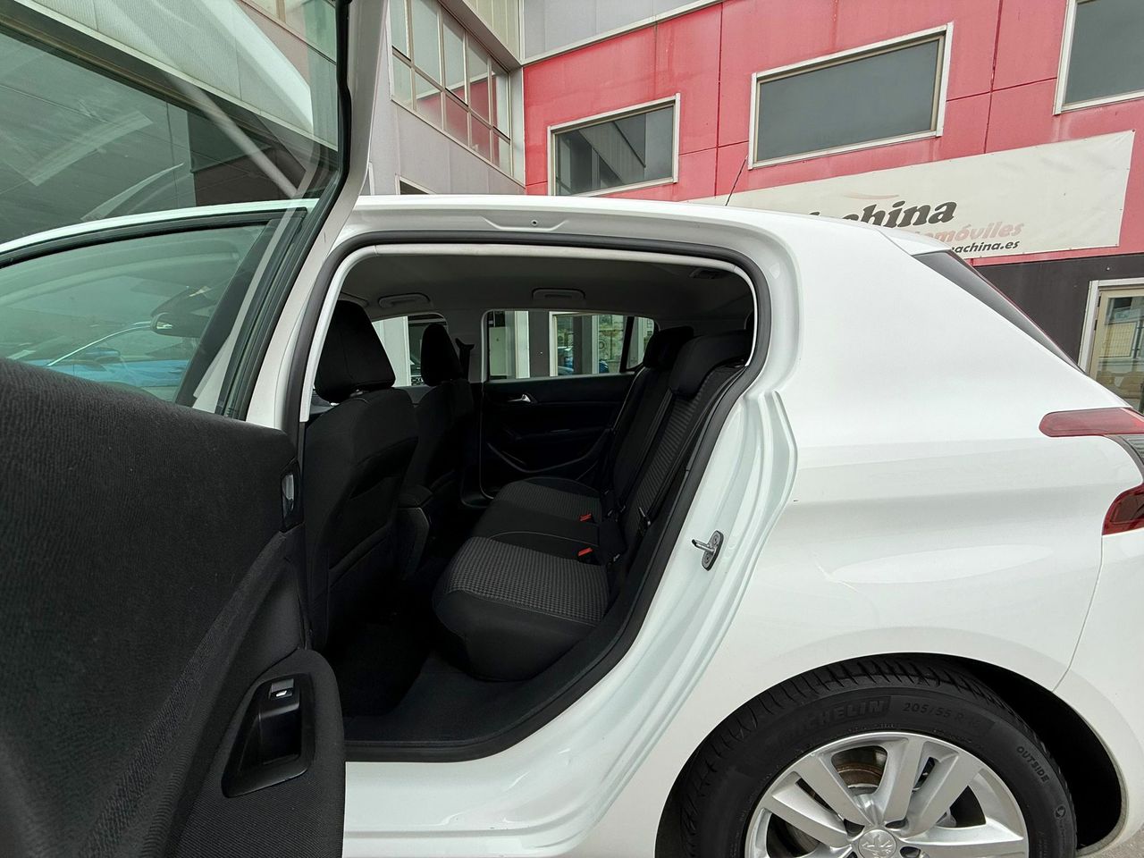 Peugeot 308 5p Style BlueHDi 130 S&S 6 Vel. MAN - Foto 2