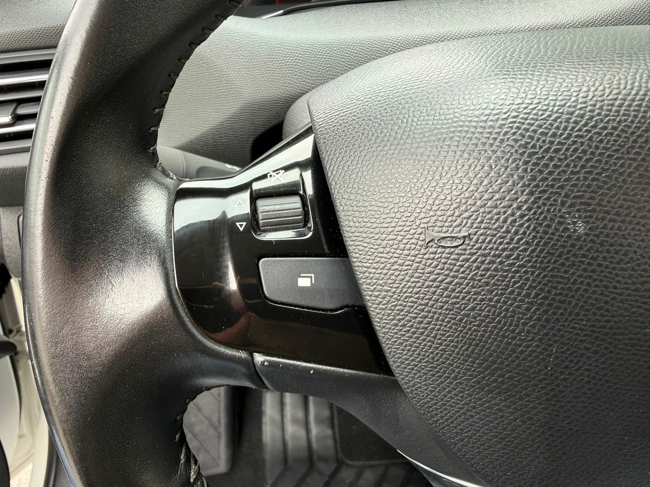 Peugeot 308 5p Style BlueHDi 130 S&S 6 Vel. MAN - Foto 2