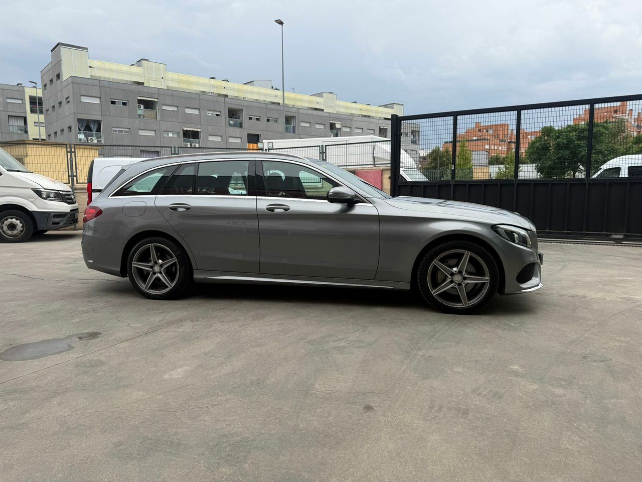Mercedes Clase C C 220 d 4MATIC AMG Line Estate - Foto 2