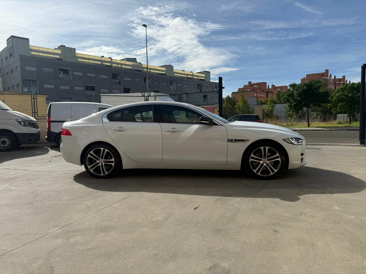 Jaguar XE 2.0D I4 132kW(180CV) RWD AT R-Dynamic SE - Foto 2