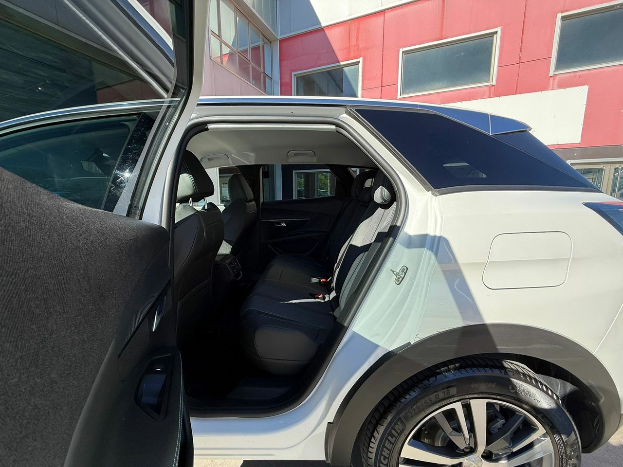 Peugeot 3008 Hybrid 225 e-EAT8 Allure - Foto 2