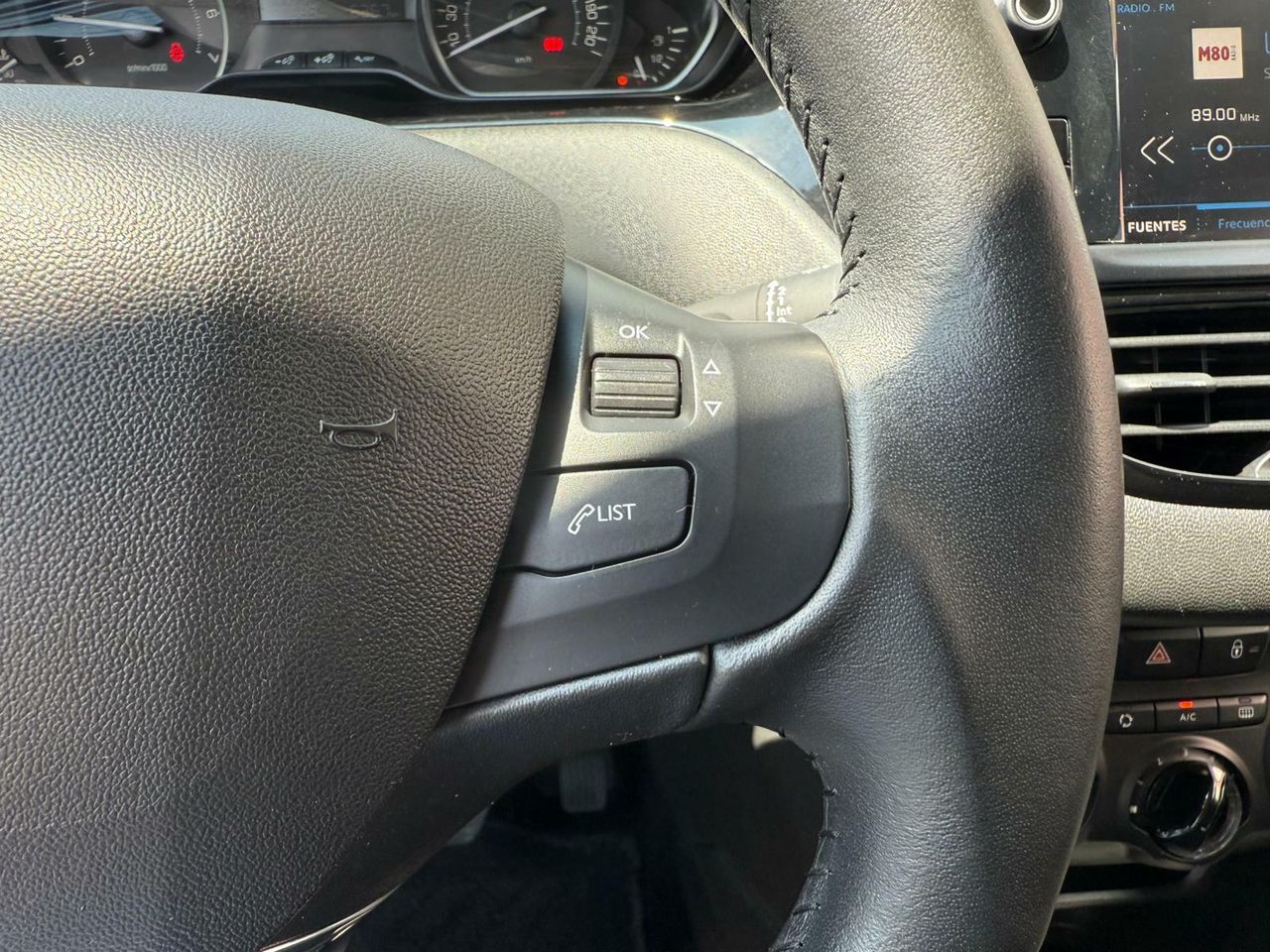 Peugeot 208 5P Signature 1.2L PureTech 60KW (82CV) - Foto 2