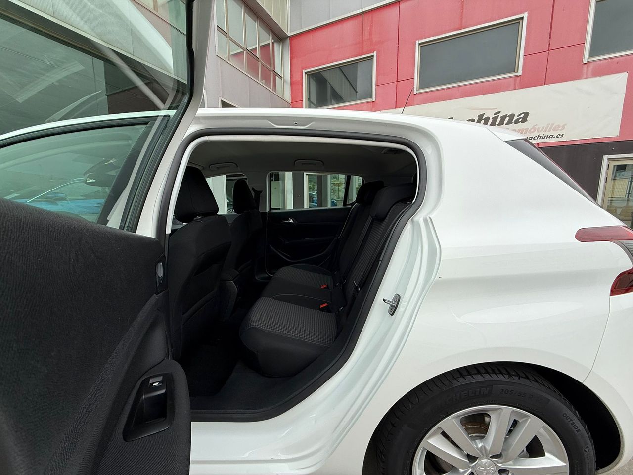 Peugeot 308 5p Style BlueHDi 130 S&S 6 Vel. MAN - Foto 2