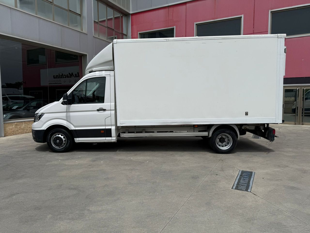 Volkswagen Crafter CARROZADA L4 177 CV CON TRAMPILLA  - Foto 2