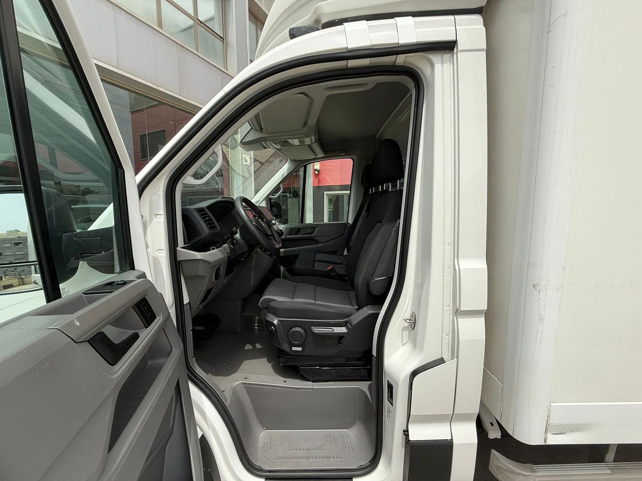 Volkswagen Crafter CARROZADA L4 177 CV CON TRAMPILLA  - Foto 2