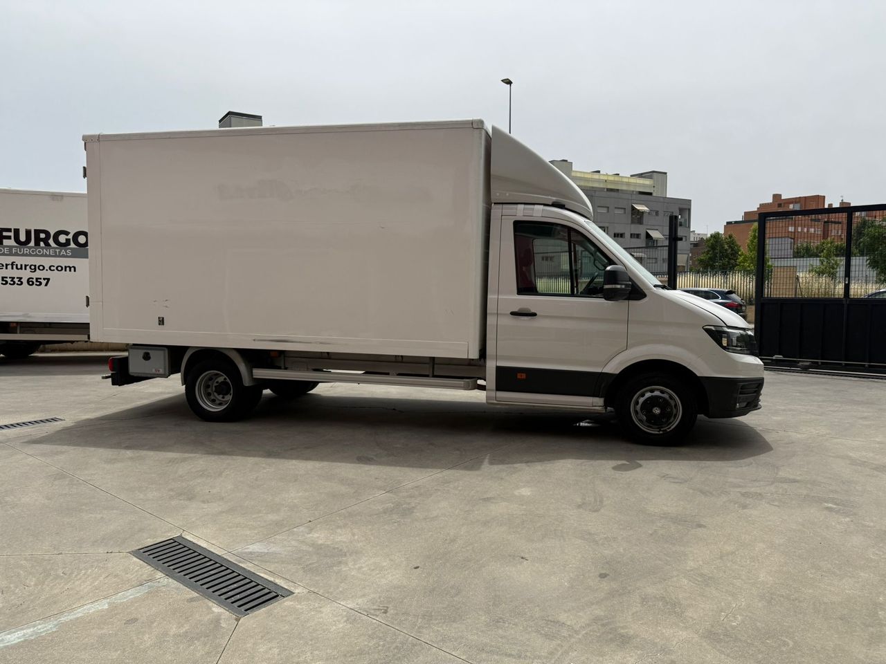 Volkswagen Crafter CARROZADA L4 177 CV CON TRAMPILLA  - Foto 2