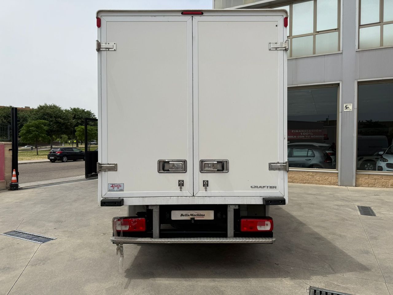 Volkswagen Crafter CARROZADA L4 177 CV CON TRAMPILLA  - Foto 2