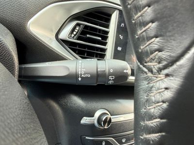 Peugeot 308 5p Allure Pack BlueHDI 130 S&S