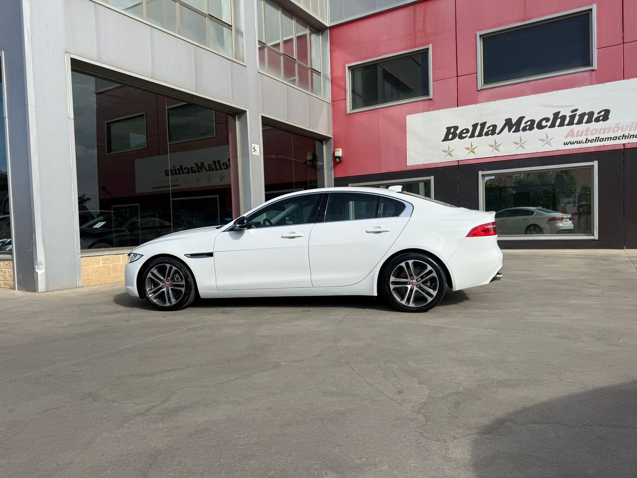 Jaguar XE 2.0D I4 132kW(180CV) RWD AT R-Dynamic SE - Foto 2