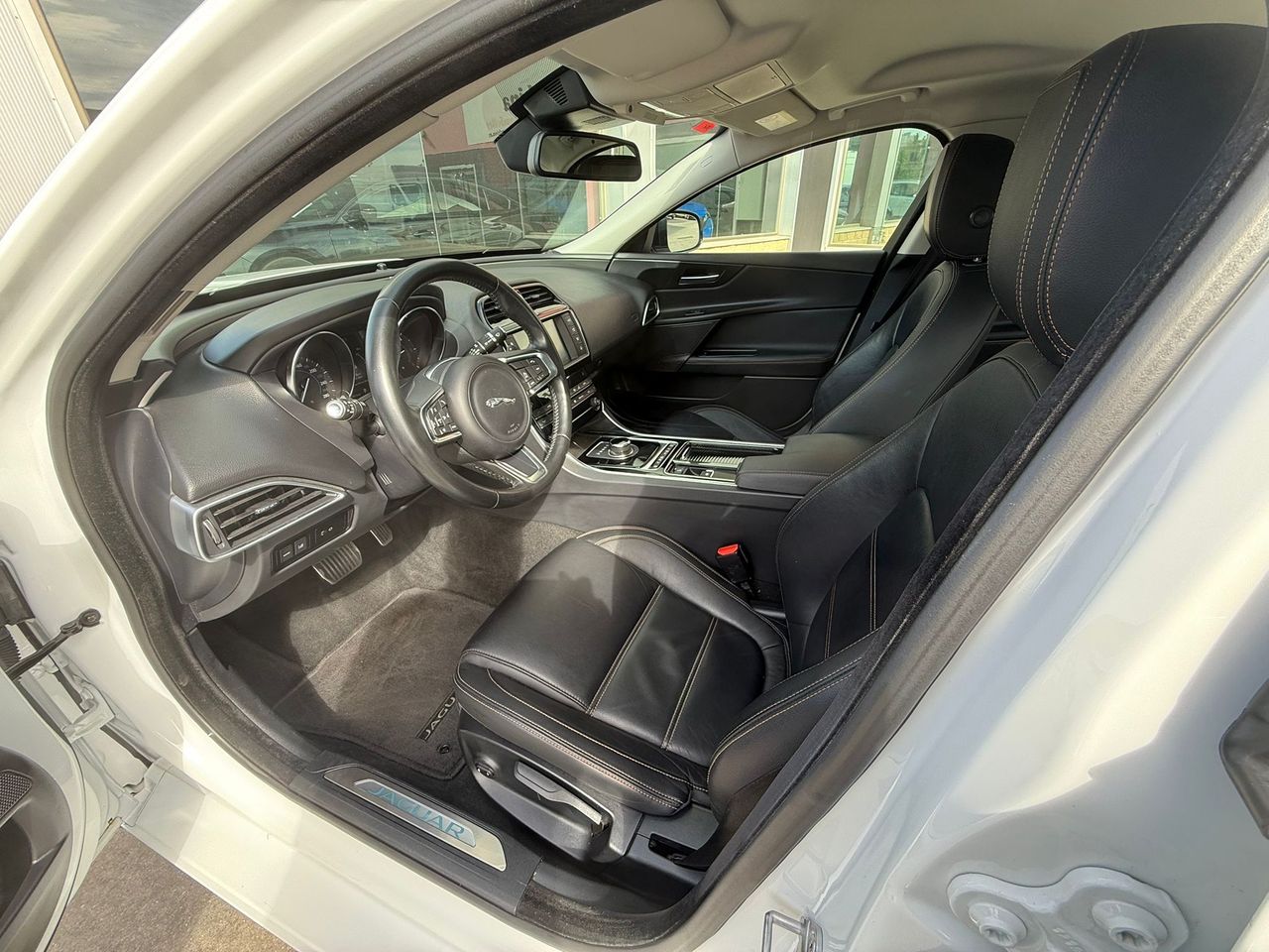 Jaguar XE 2.0D I4 132kW(180CV) RWD AT R-Dynamic SE - Foto 2