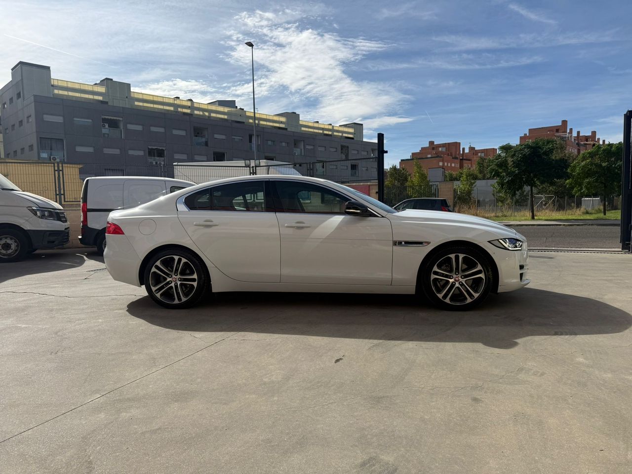 Jaguar XE 2.0D I4 132kW(180CV) RWD AT R-Dynamic SE - Foto 2