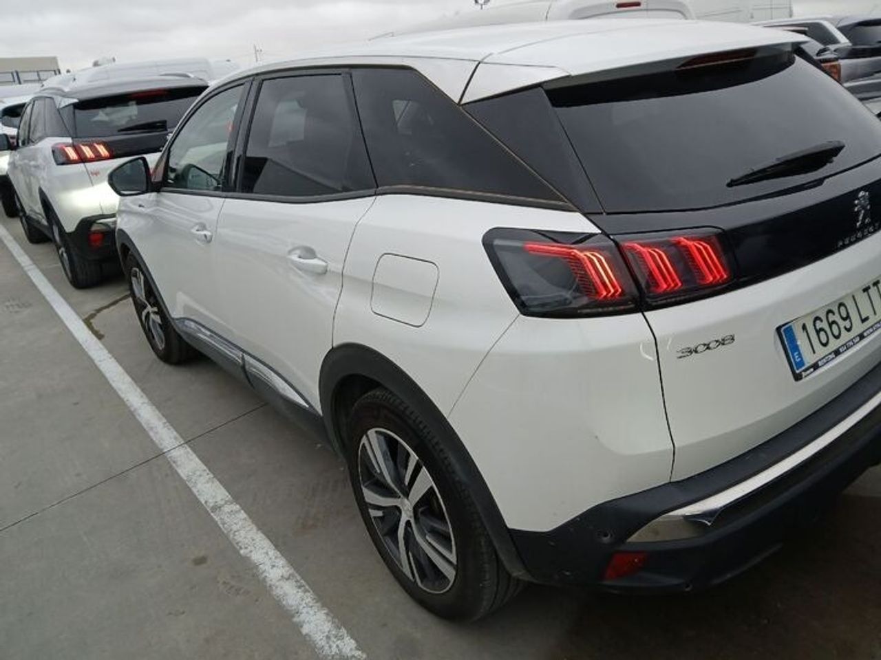 Peugeot 3008 Hybrid 225 e-EAT8 ALLURE  - Foto 2