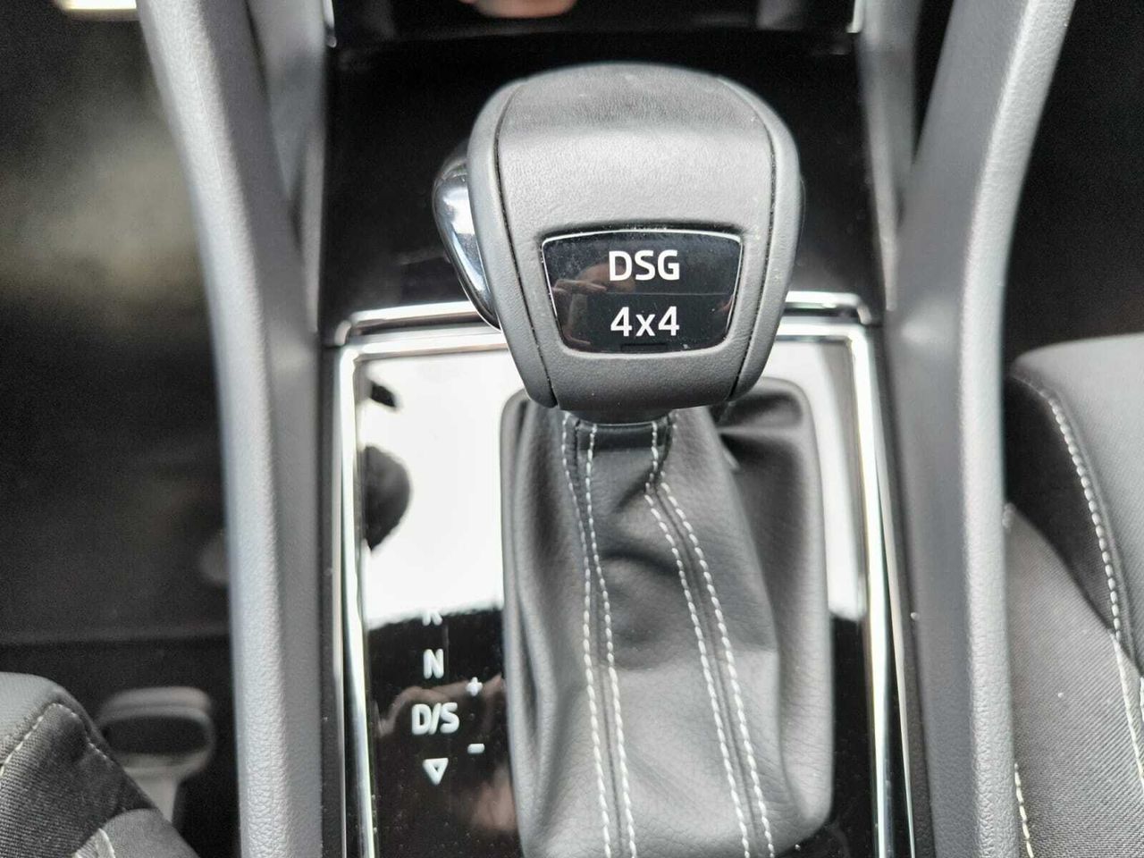 Skoda Karoq SPORTLINE 2.0 TDI 150 CV DSG 4X4  - Foto 2