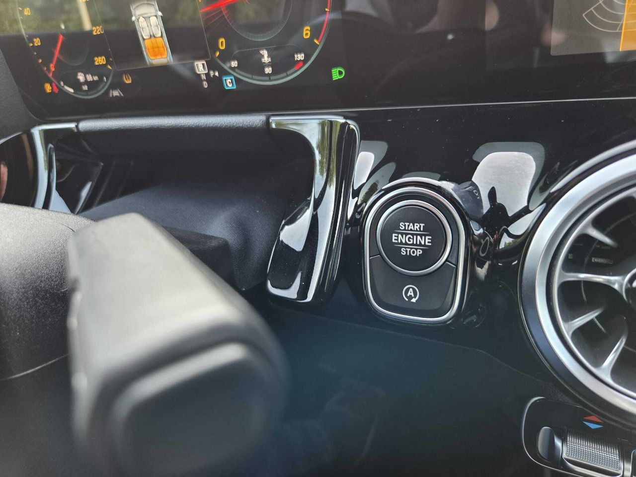 Mercedes GLA 200 D AMG LINE + PAQ PREMIUM + SMARTPHONE  - Foto 2