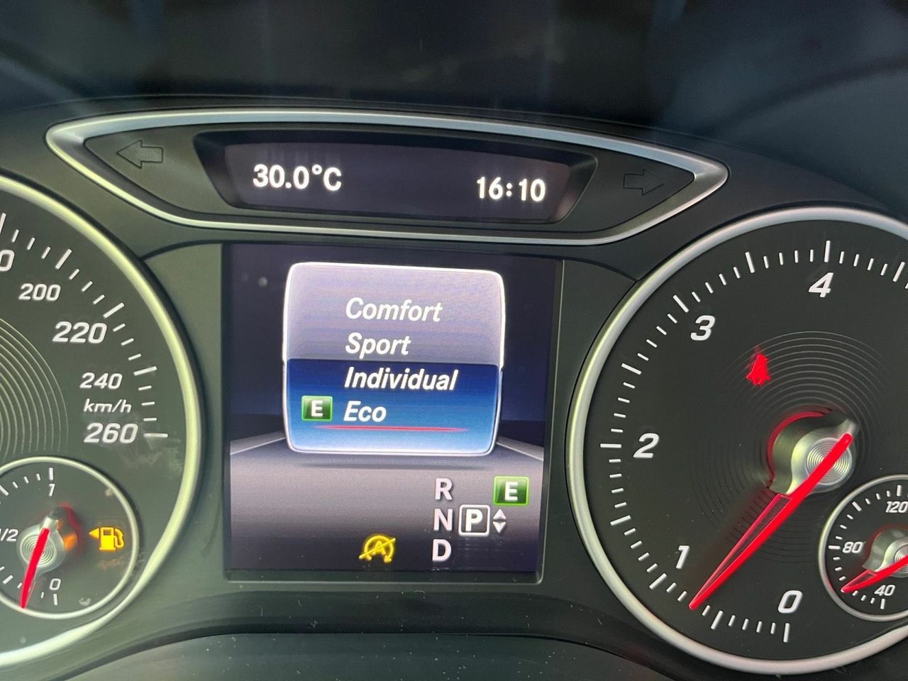 Mercedes Clase B 200 D AUT 136 CV  - Foto 2