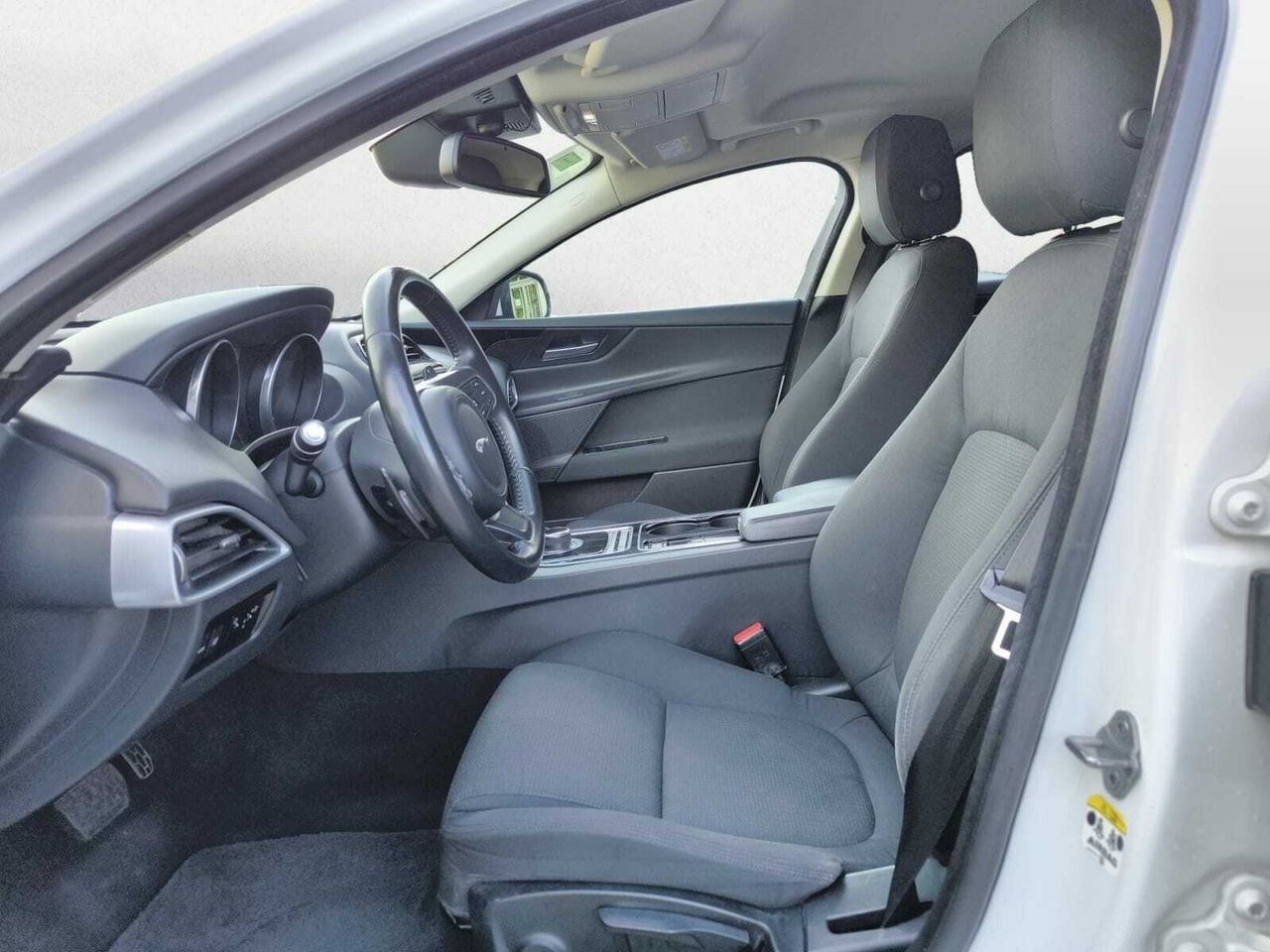 Jaguar XE 2.0 RWD PRESTIGE 180 CV AUT  - Foto 2