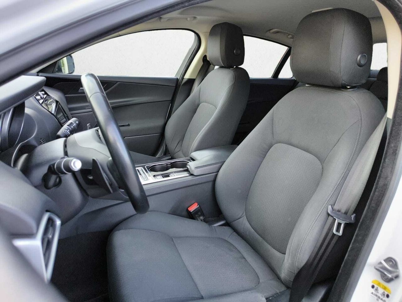 Jaguar XE 2.0 RWD PRESTIGE 180 CV AUT  - Foto 2