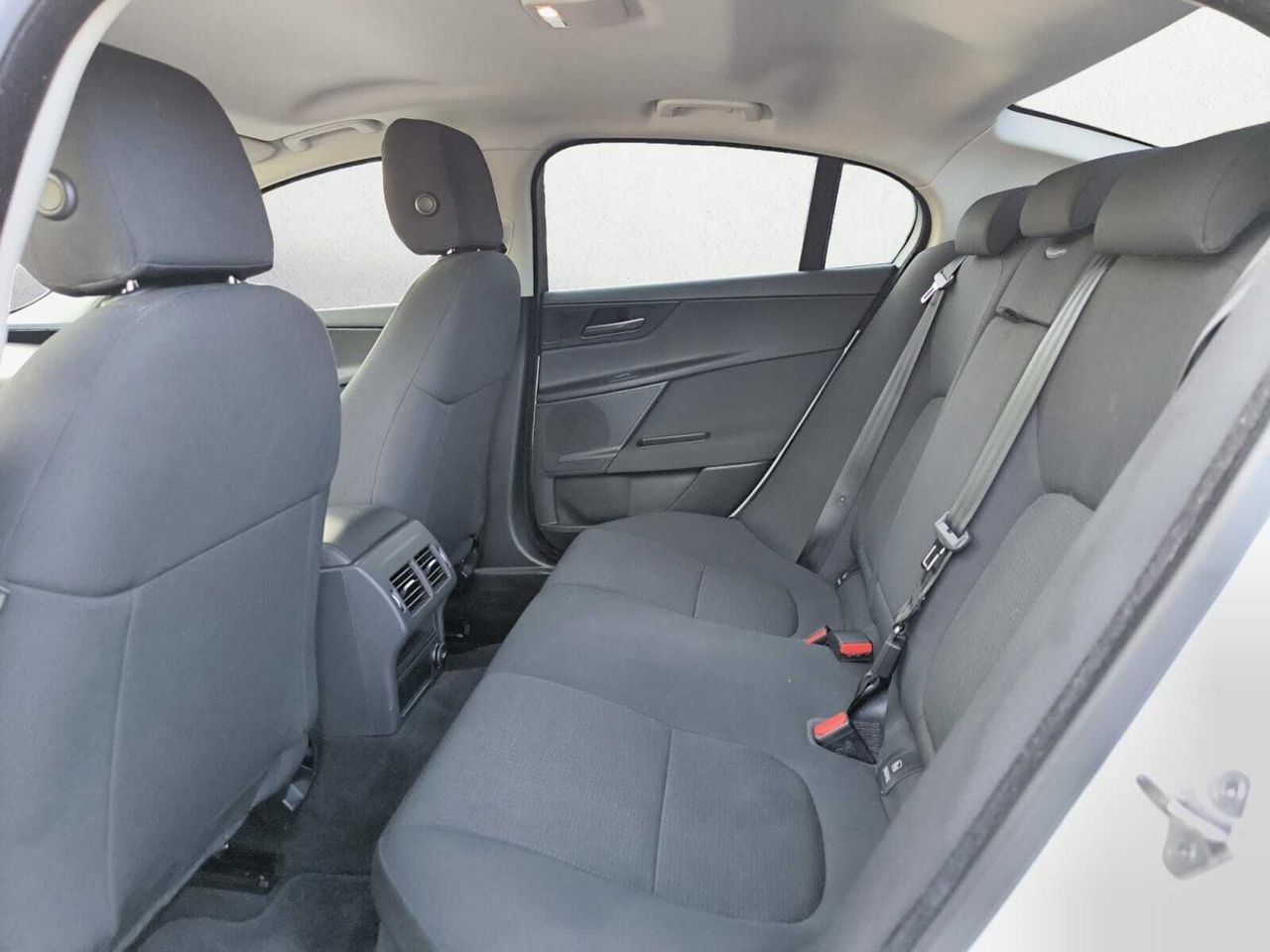 Jaguar XE 2.0 RWD PRESTIGE 180 CV AUT  - Foto 2