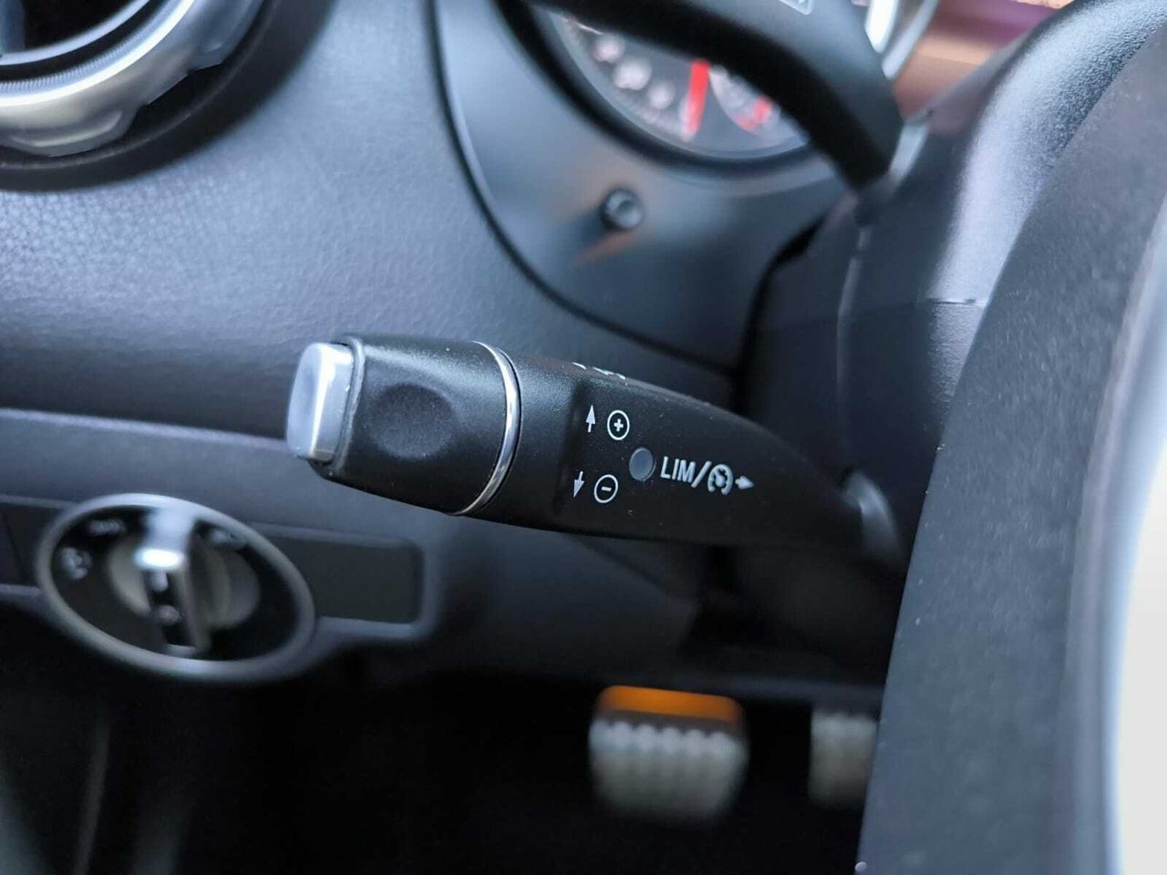 Mercedes GLA 200 D AMG + TECHO PANORAMICO + PAQ VENTAJA  - Foto 2