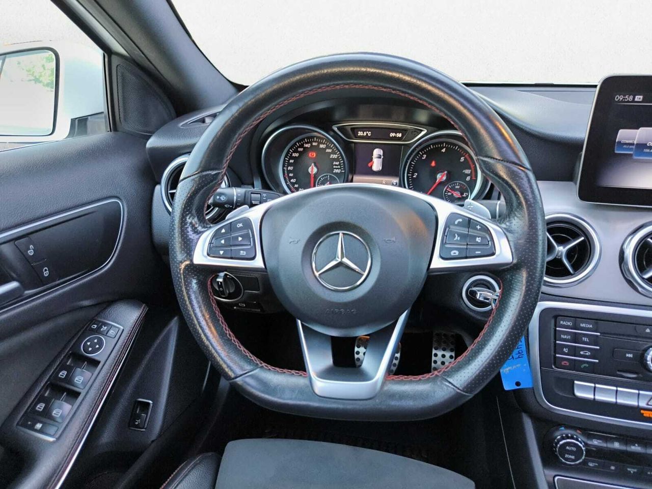 Mercedes GLA 200 D AMG + TECHO PANORAMICO + PAQ VENTAJA  - Foto 2