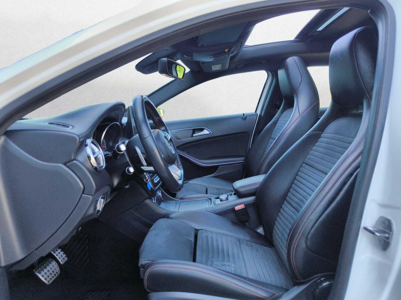 Mercedes GLA 200 D AMG + TECHO PANORAMICO + PAQ VENTAJA  - Foto 2
