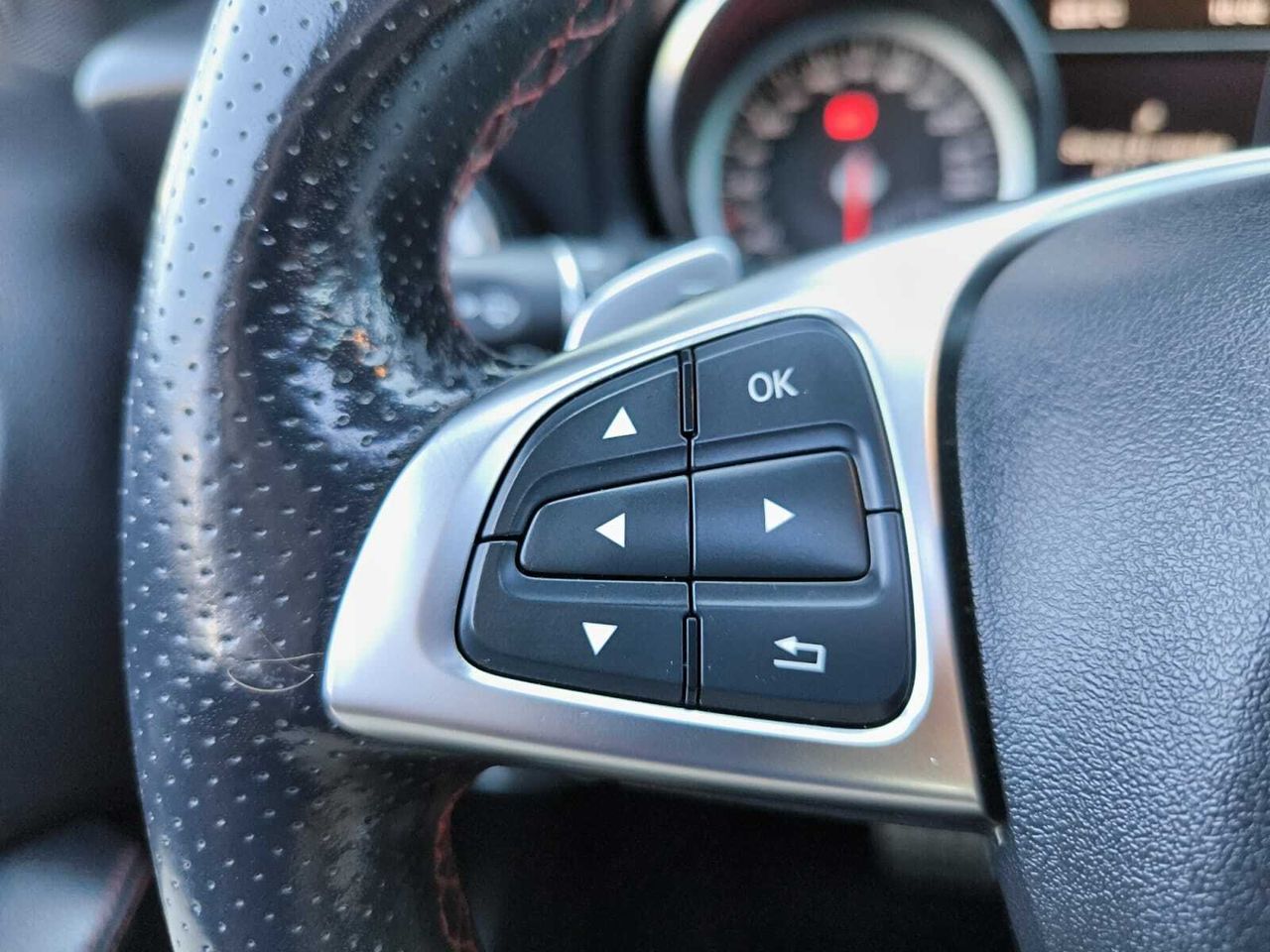 Mercedes GLA 200 D AMG + TECHO PANORAMICO + PAQ VENTAJA  - Foto 2