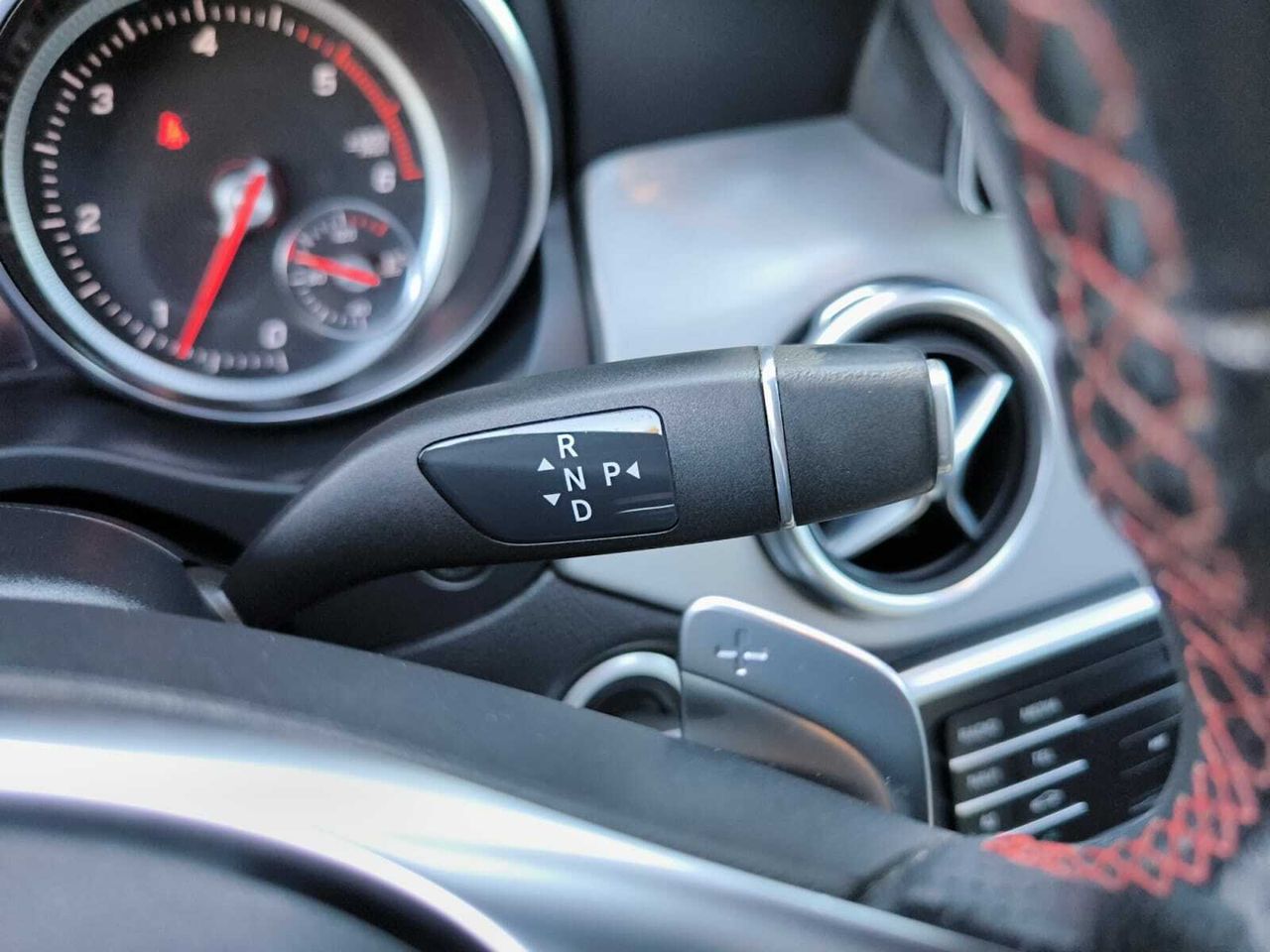 Mercedes GLA 200 D AMG + TECHO PANORAMICO + PAQ VENTAJA  - Foto 2