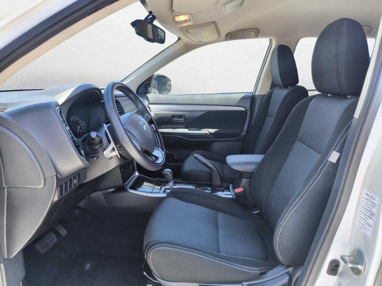 Mitsubishi Outlander 200 MPI MOTION 2WD 7 PLAZAS  - Foto 2