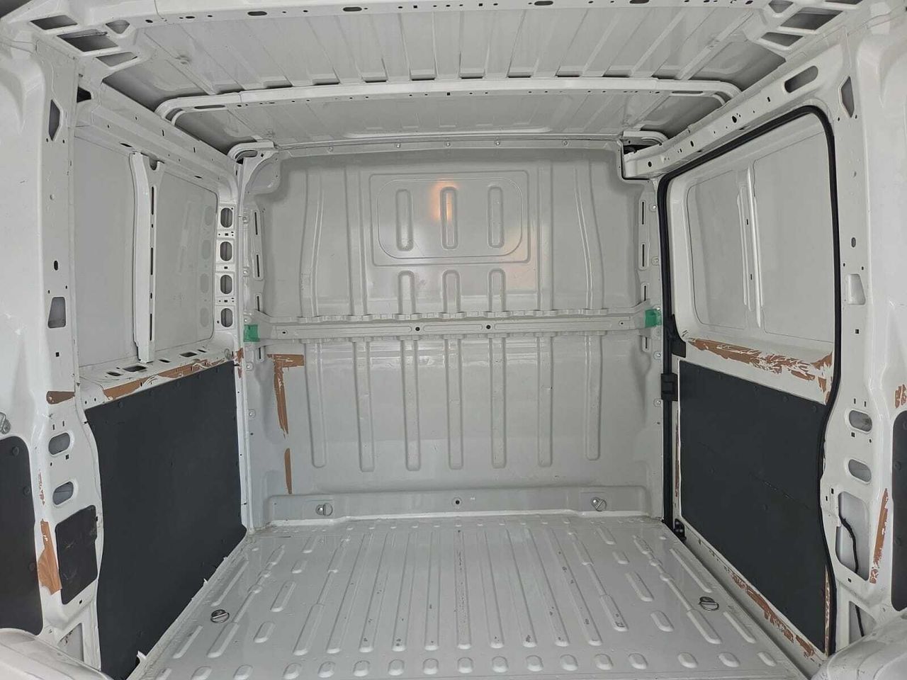 Peugeot Boxer FURGON PACK 330 L1 H1 BLUE HDI 120 CV  - Foto 2