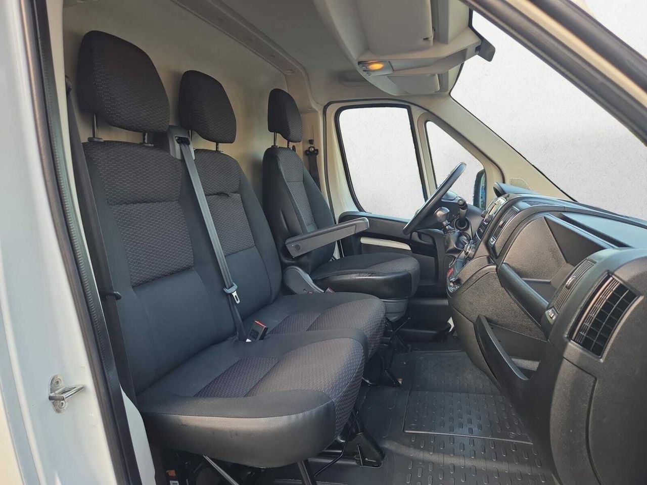 Peugeot Boxer FURGON PACK 330 L1 H1 BLUE HDI 120 CV  - Foto 2