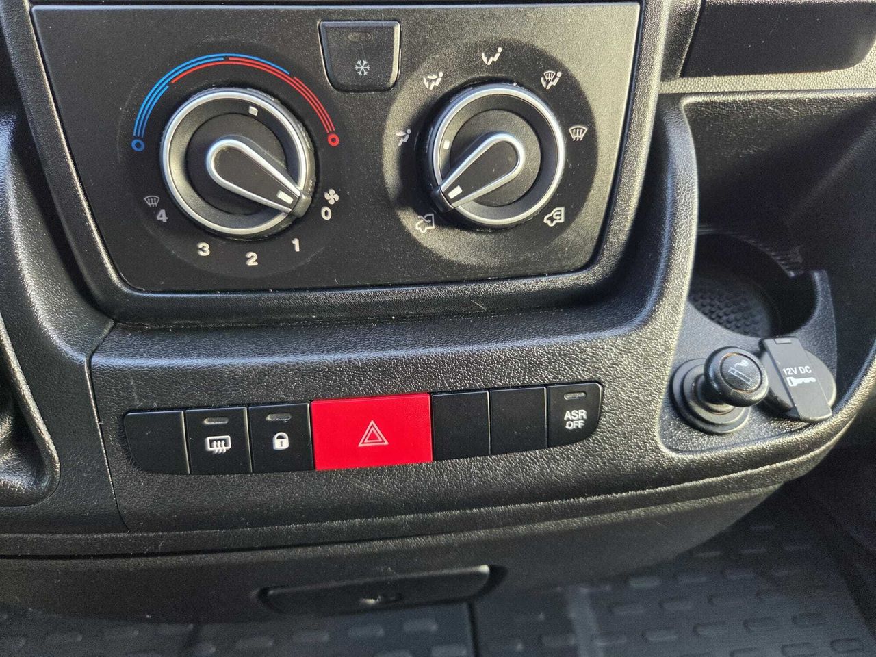 Peugeot Boxer FURGON PACK 330 L1 H1 BLUE HDI 120 CV  - Foto 2