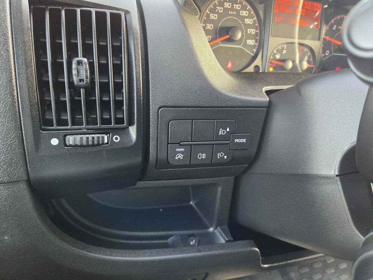 Peugeot Boxer FURGON PACK 330 L1 H1 BLUE HDI 120 CV  - Foto 2