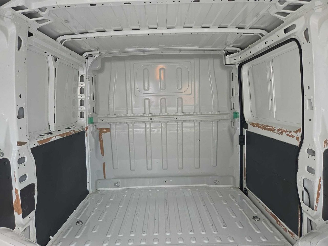 Peugeot Boxer FURGON PACK 330 L1 H1 BLUE HDI 120 CV  - Foto 2