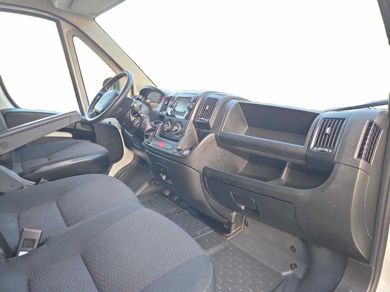Peugeot Boxer FURGON PACK 330 L1 H1 BLUE HDI 120 CV  - Foto 2
